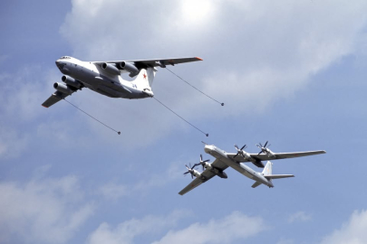 2 planes flying whilst refueling