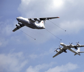 2 planes flying whilst refueling
