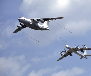 2 planes flying whilst refueling